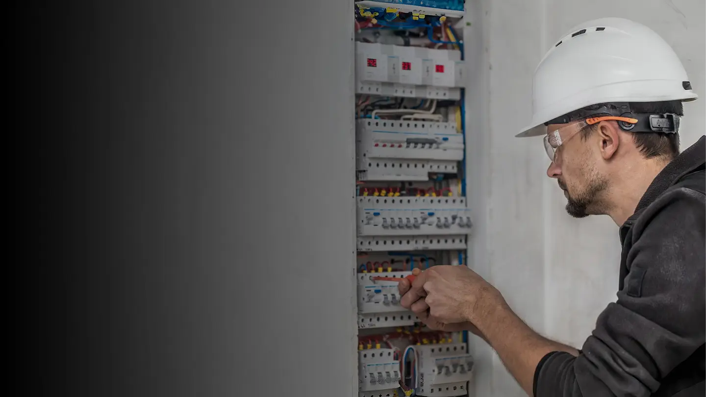 Tecnico arreglando contadores y fusibles