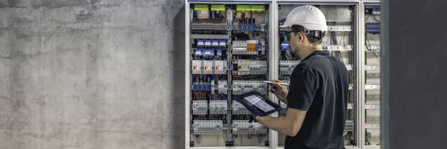 electricista operando en una caja de fusibles